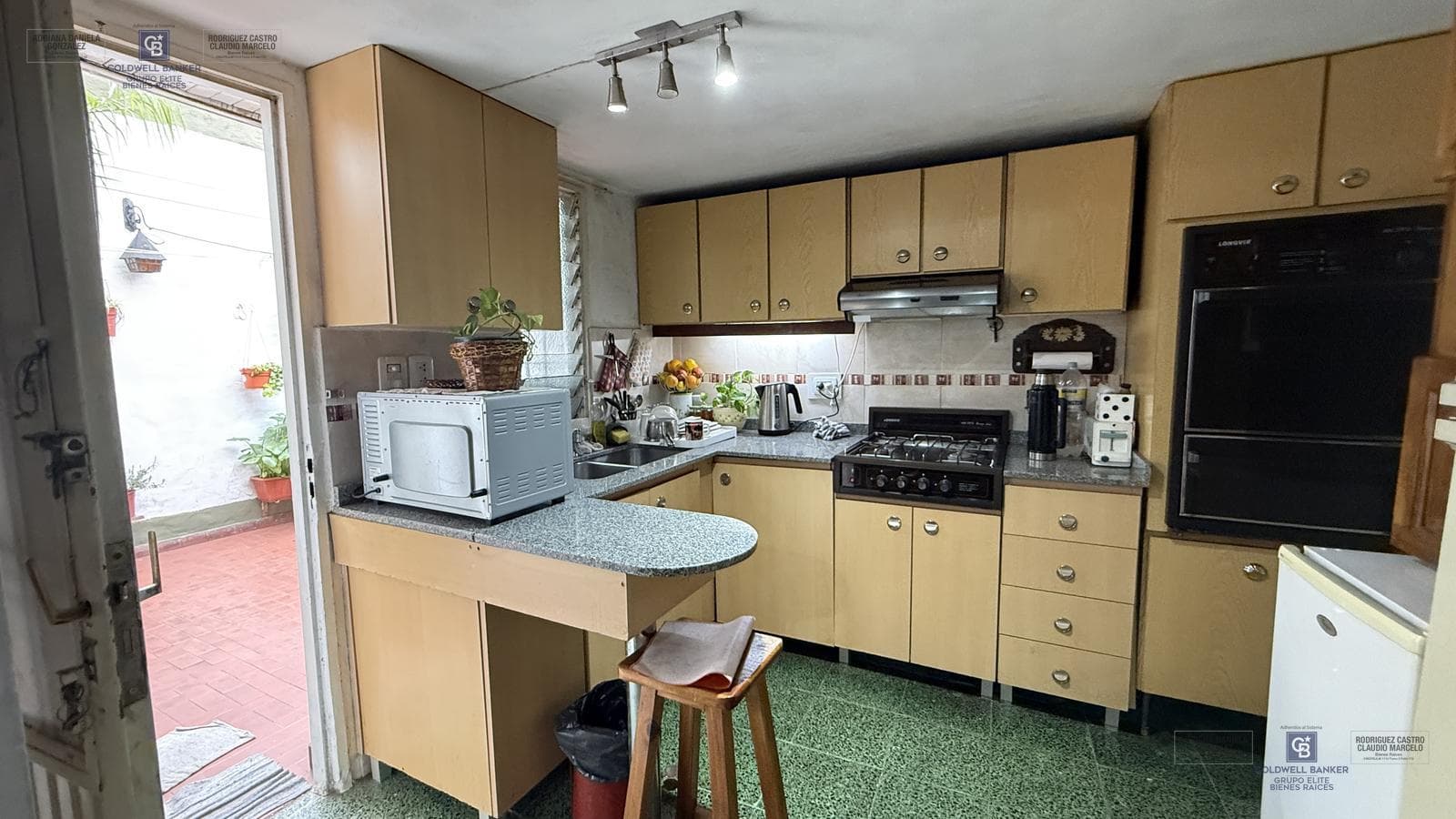 For Sale: 3-room townhouse with patio, barbecue, laundry room, and garage in Ciudadela