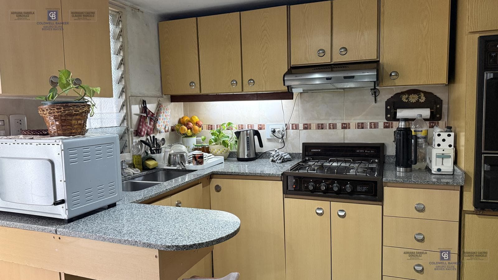 For Sale: 3-room townhouse with patio, barbecue, laundry room, and garage in Ciudadela