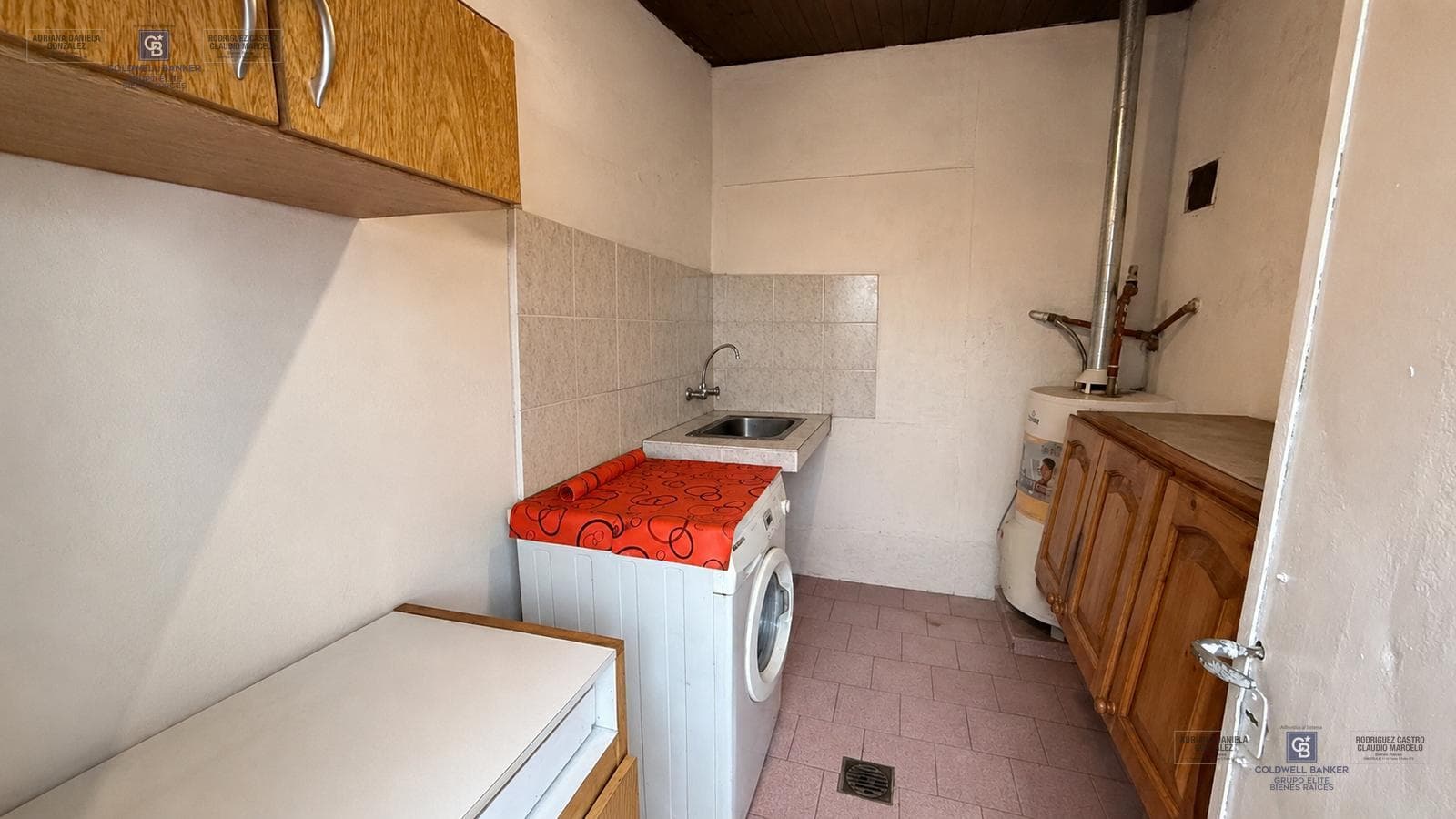 For Sale: 3-room townhouse with patio, barbecue, laundry room, and garage in Ciudadela