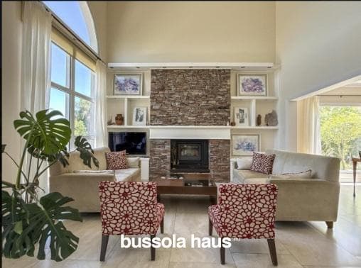 House for sale on the lake.