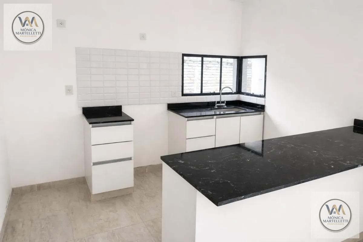 PH-style house with an interior hallway, 3 bedrooms, Castelar Norte