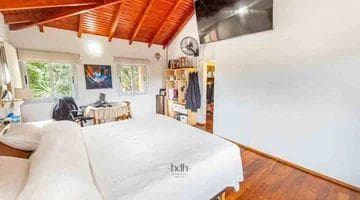 House for sale in Country Jockey: 3 bedrooms, 3 bathrooms, pool, and golf course in the background