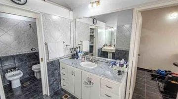 House for sale in Country Jockey: 3 bedrooms, 3 bathrooms, pool, and golf course in the background