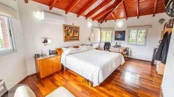 House for sale in Country Jockey: 3 bedrooms, 3 bathrooms, pool, and golf course in the background