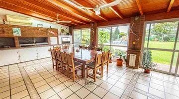 House for sale in Country Jockey: 3 bedrooms, 3 bathrooms, pool, and golf course in the background