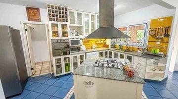 House for sale in Country Jockey: 3 bedrooms, 3 bathrooms, pool, and golf course in the background