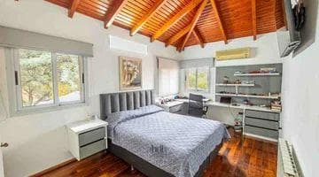 House for sale in Country Jockey: 3 bedrooms, 3 bathrooms, pool, and golf course in the background