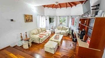 House for sale in Country Jockey: 3 bedrooms, 3 bathrooms, pool, and golf course in the background