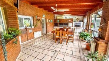House for sale in Country Jockey: 3 bedrooms, 3 bathrooms, pool, and golf course in the background