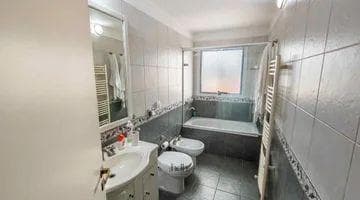 House for sale in Country Jockey: 3 bedrooms, 3 bathrooms, pool, and golf course in the background