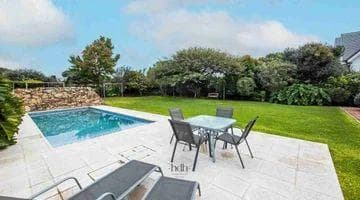 House for sale in Country Jockey: 3 bedrooms, 3 bathrooms, pool, and golf course in the background