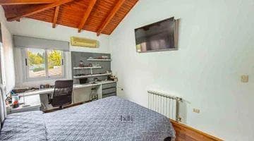 House for sale in Country Jockey: 3 bedrooms, 3 bathrooms, pool, and golf course in the background