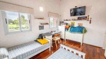 House for sale in Country Jockey: 3 bedrooms, 3 bathrooms, pool, and golf course in the background