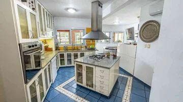 House for sale in Country Jockey: 3 bedrooms, 3 bathrooms, pool, and golf course in the background