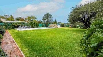 House for sale in Country Jockey: 3 bedrooms, 3 bathrooms, pool, and golf course in the background