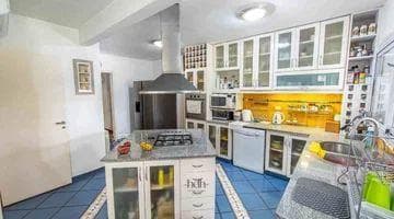 House for sale in Country Jockey: 3 bedrooms, 3 bathrooms, pool, and golf course in the background