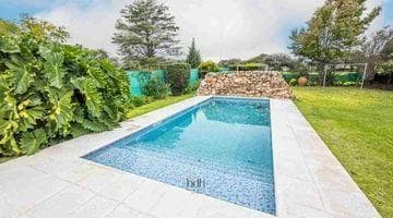 House for sale in Country Jockey: 3 bedrooms, 3 bathrooms, pool, and golf course in the background