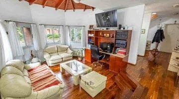 House for sale in Country Jockey: 3 bedrooms, 3 bathrooms, pool, and golf course in the background