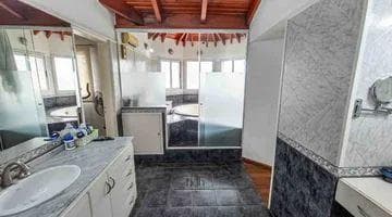 House for sale in Country Jockey: 3 bedrooms, 3 bathrooms, pool, and golf course in the background