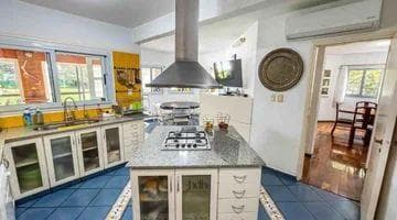 House for sale in Country Jockey: 3 bedrooms, 3 bathrooms, pool, and golf course in the background
