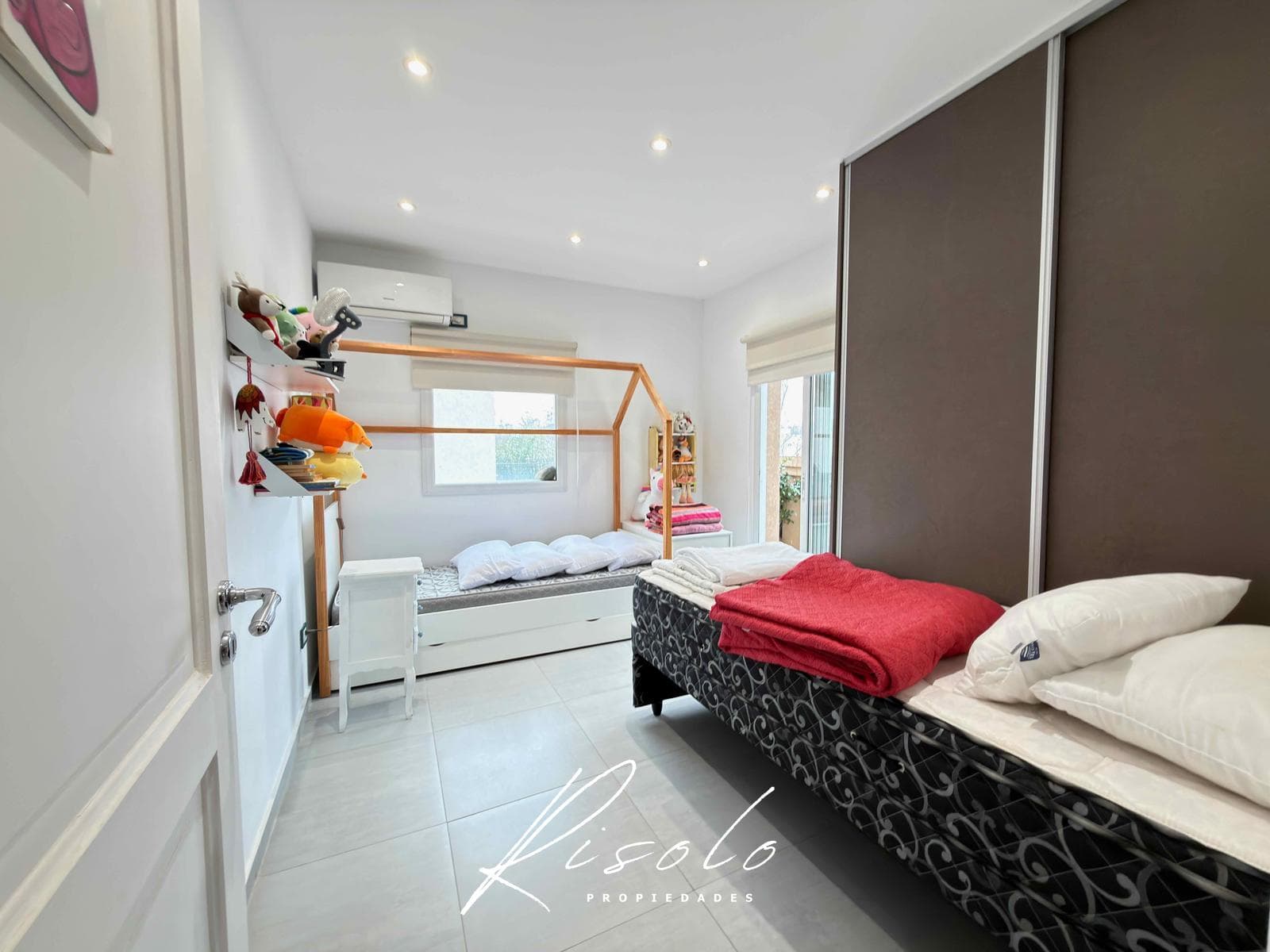 Casa en Venta y/o Alquiler, en Barrio Cerrado, Pileta. 3 dormitorios. Galeria. Escobar