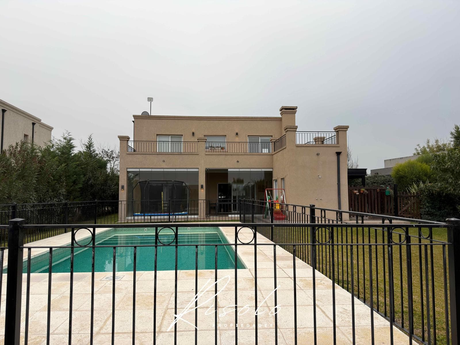 House for Sale and/or Rent, in a Gated Community, with a Pool. 3 bedrooms. Porch. Escobar