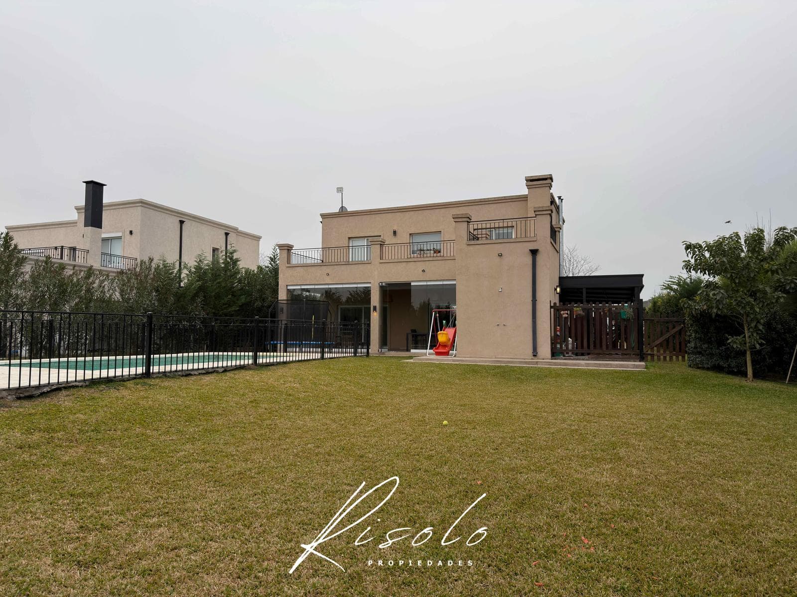 House for Sale and/or Rent, in a Gated Community, with a Pool. 3 bedrooms. Porch. Escobar