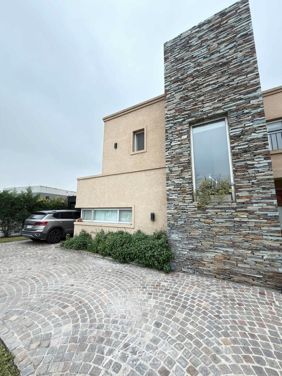 Casa en Venta y/o Alquiler, en Barrio Cerrado, Pileta. 3 dormitorios. Galeria. Escobar