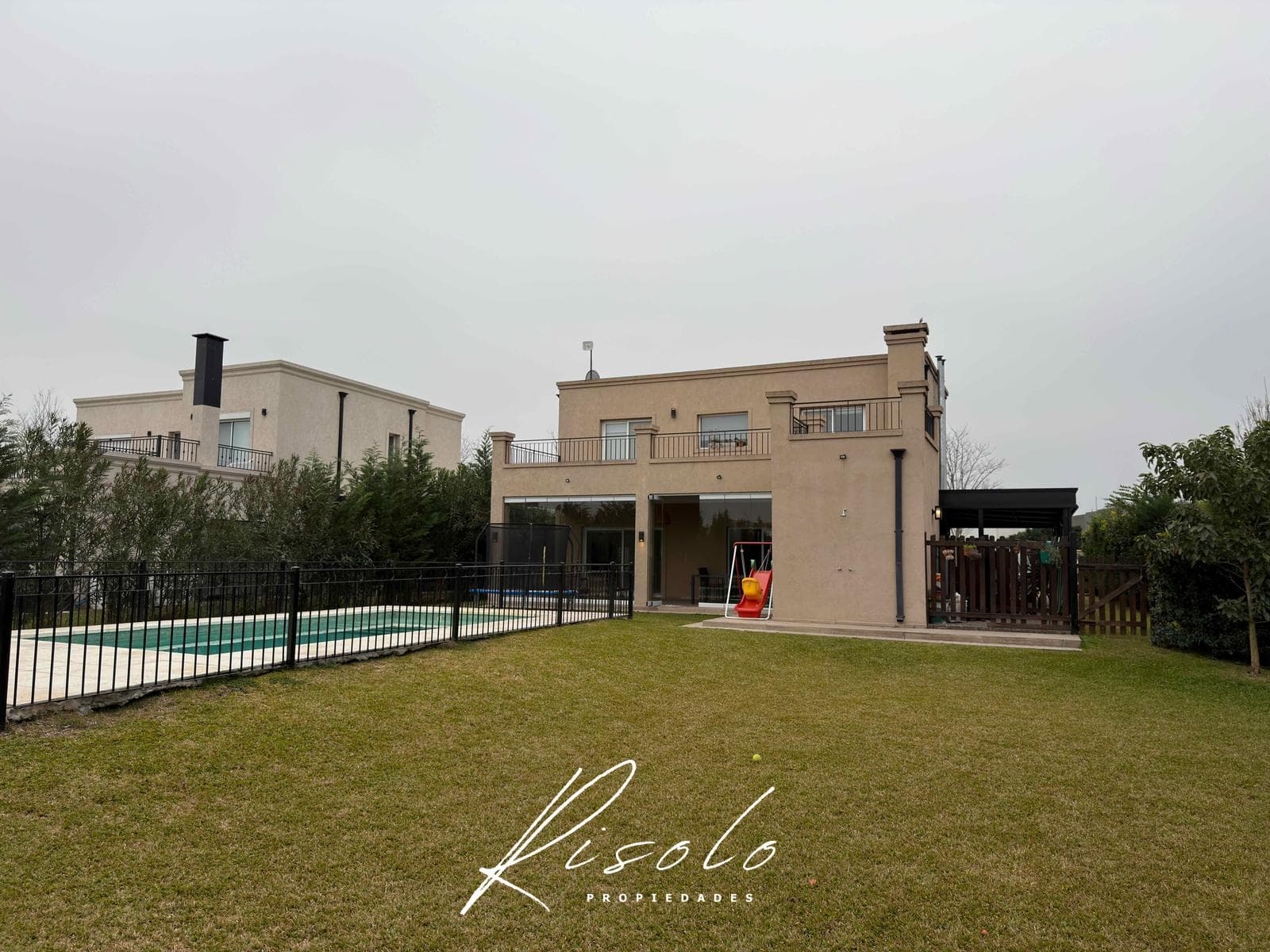 House for Sale and/or Rent, in a Gated Community, with a Pool. 3 bedrooms. Porch. Escobar