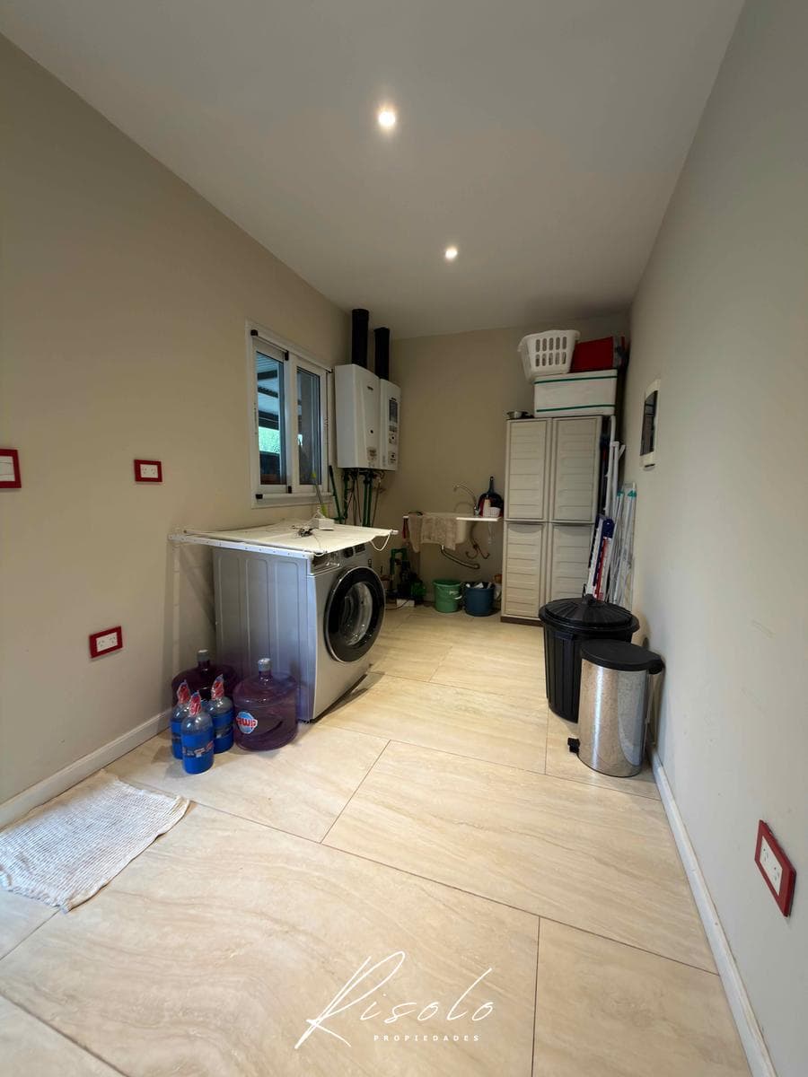 Casa en Venta y/o Alquiler, en Barrio Cerrado, Pileta. 3 dormitorios. Galeria. Escobar