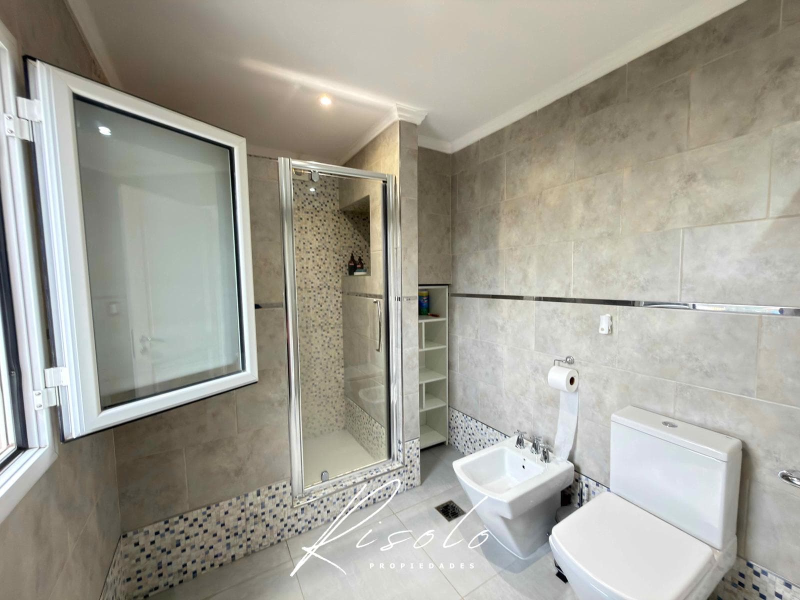 Casa en Venta y/o Alquiler, en Barrio Cerrado, Pileta. 3 dormitorios. Galeria. Escobar
