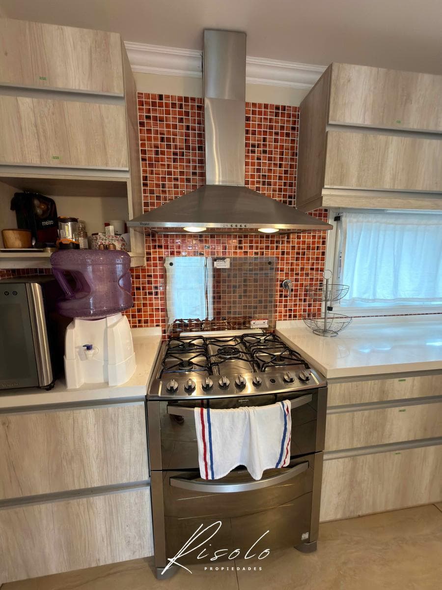 Casa en Venta y/o Alquiler, en Barrio Cerrado, Pileta. 3 dormitorios. Galeria. Escobar