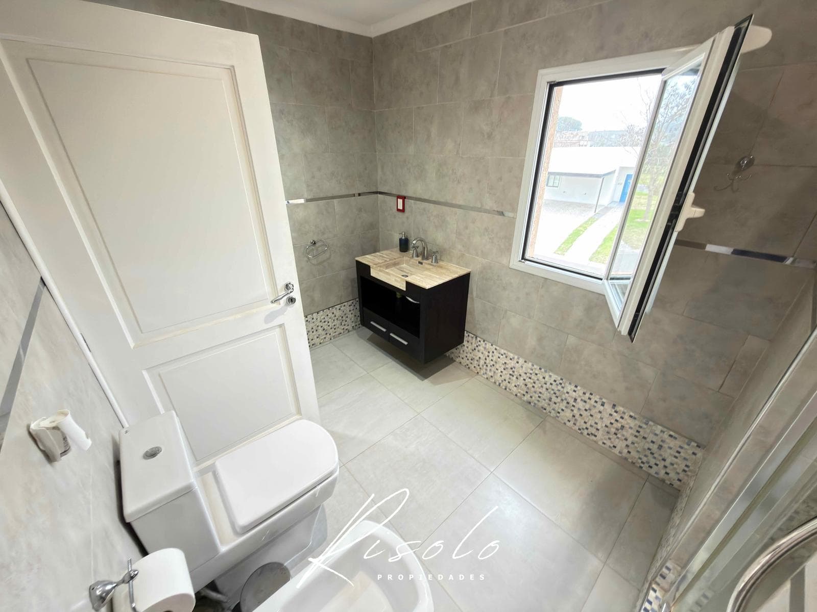 Casa en Venta y/o Alquiler, en Barrio Cerrado, Pileta. 3 dormitorios. Galeria. Escobar