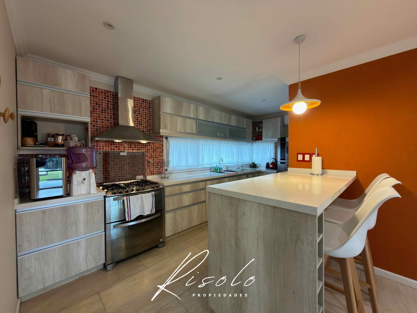 Casa en Venta y/o Alquiler, en Barrio Cerrado, Pileta. 3 dormitorios. Galeria. Escobar