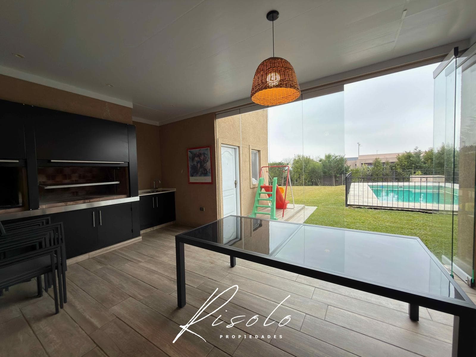 Casa en Venta y/o Alquiler, en Barrio Cerrado, Pileta. 3 dormitorios. Galeria. Escobar