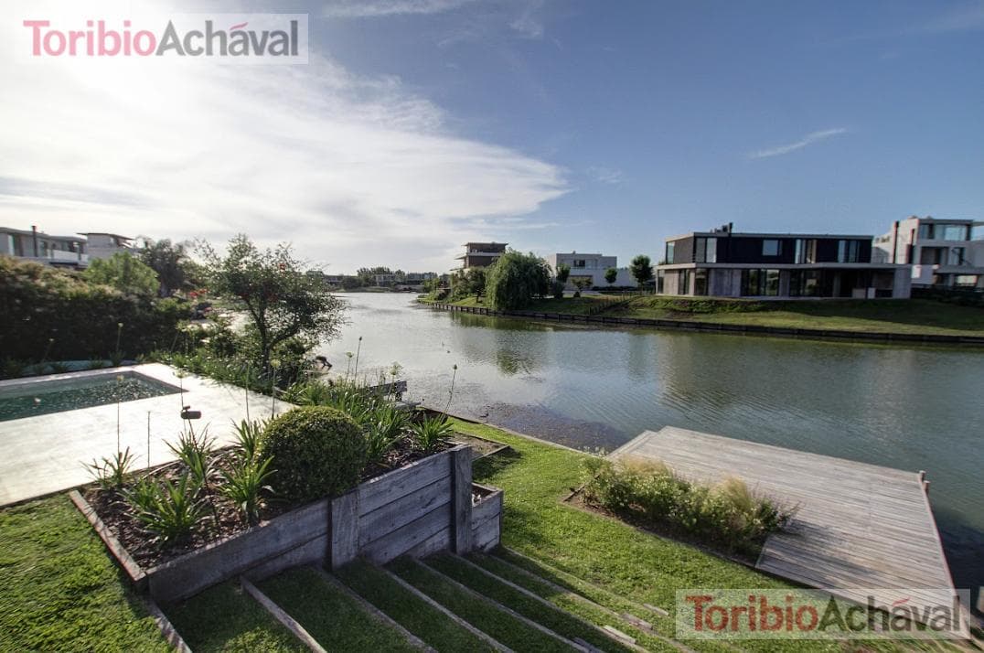 Lakefront home for sale, designed to let you enjoy the scenery of Virazon, 8 rooms (watch video)