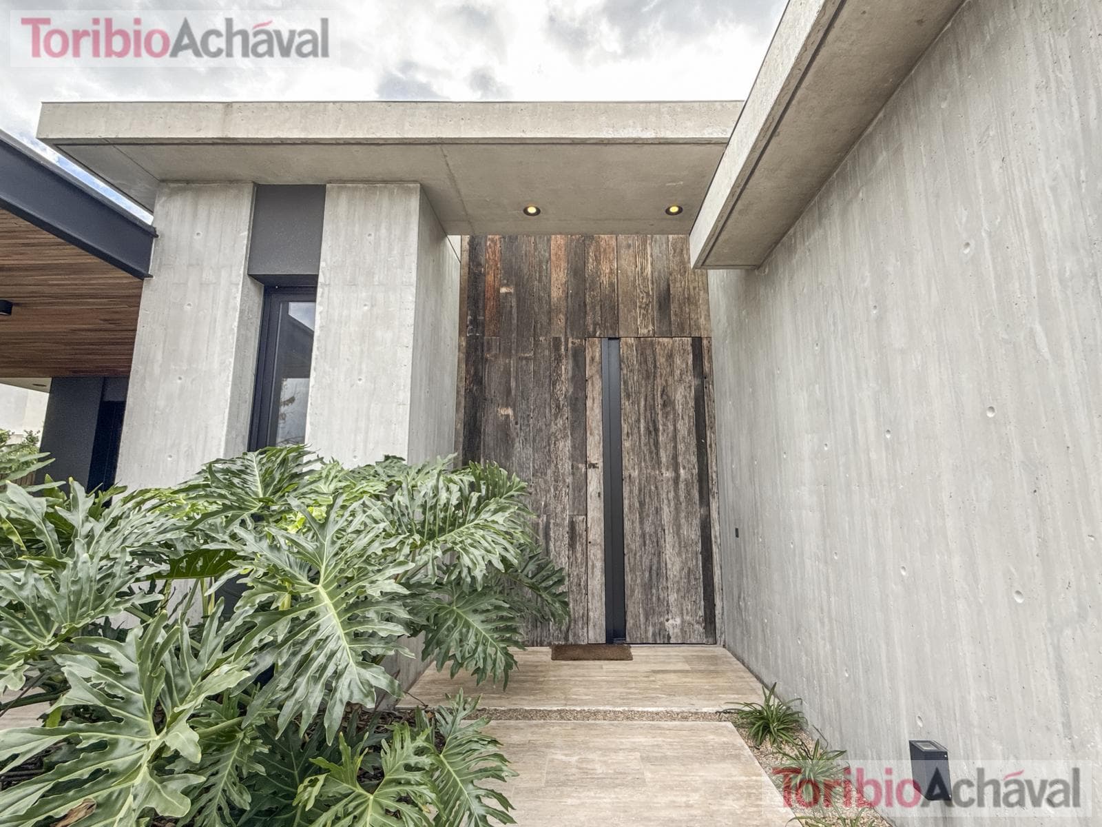 Lakefront home for sale, designed to let you enjoy the scenery of Virazon, 8 rooms (watch video)