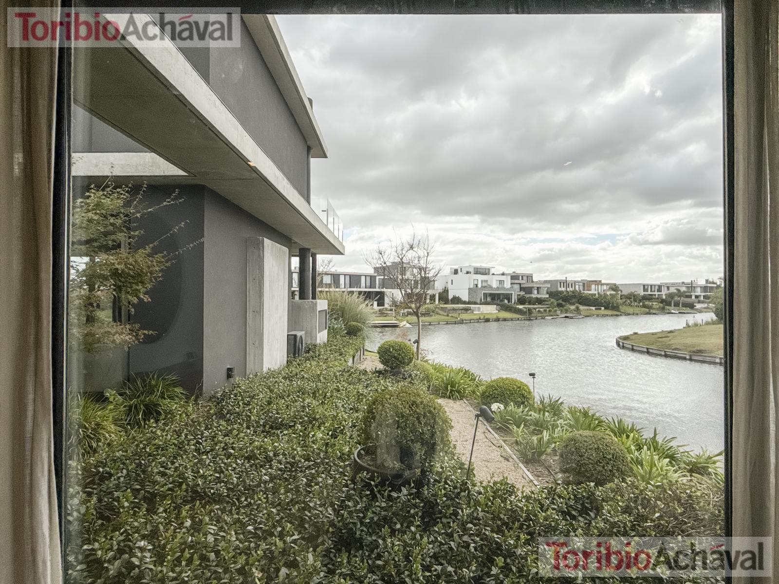 Lakefront home for sale, designed to let you enjoy the scenery of Virazon, 8 rooms (watch video)