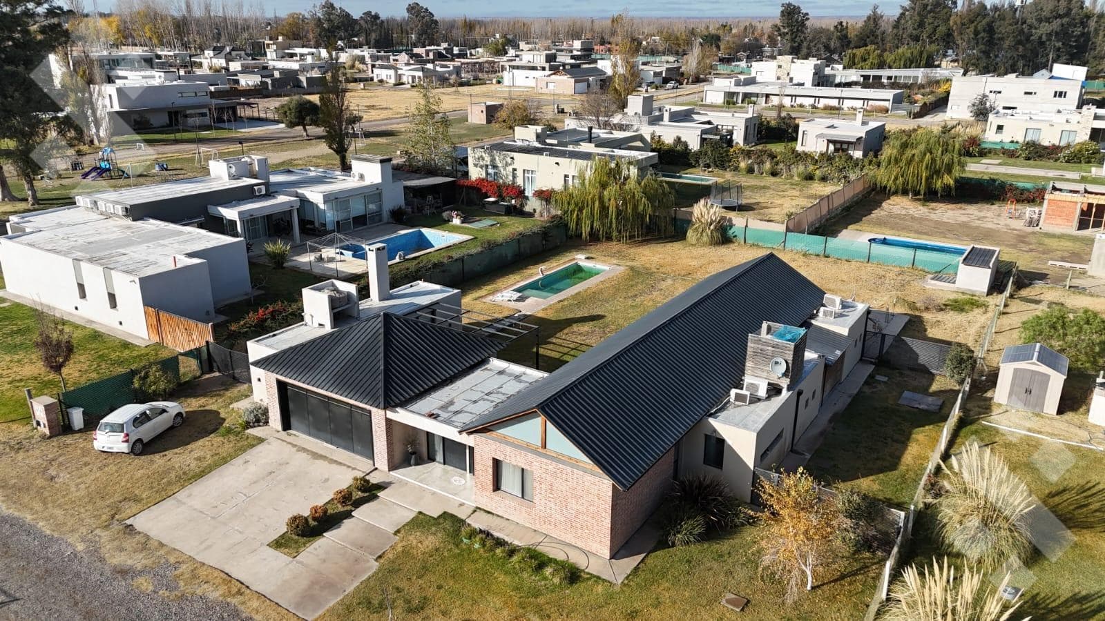 Modern single-story house with a pool - La Falda neighborhood, Cipolletti