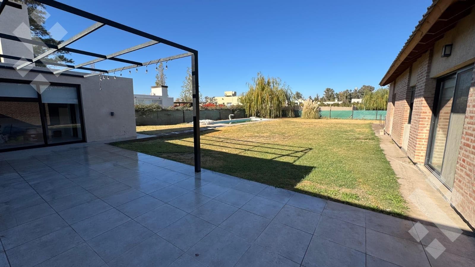 Modern single-story house with a pool - La Falda neighborhood, Cipolletti