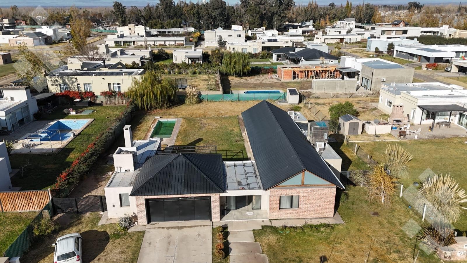 Modern single-story house with a pool - La Falda neighborhood, Cipolletti