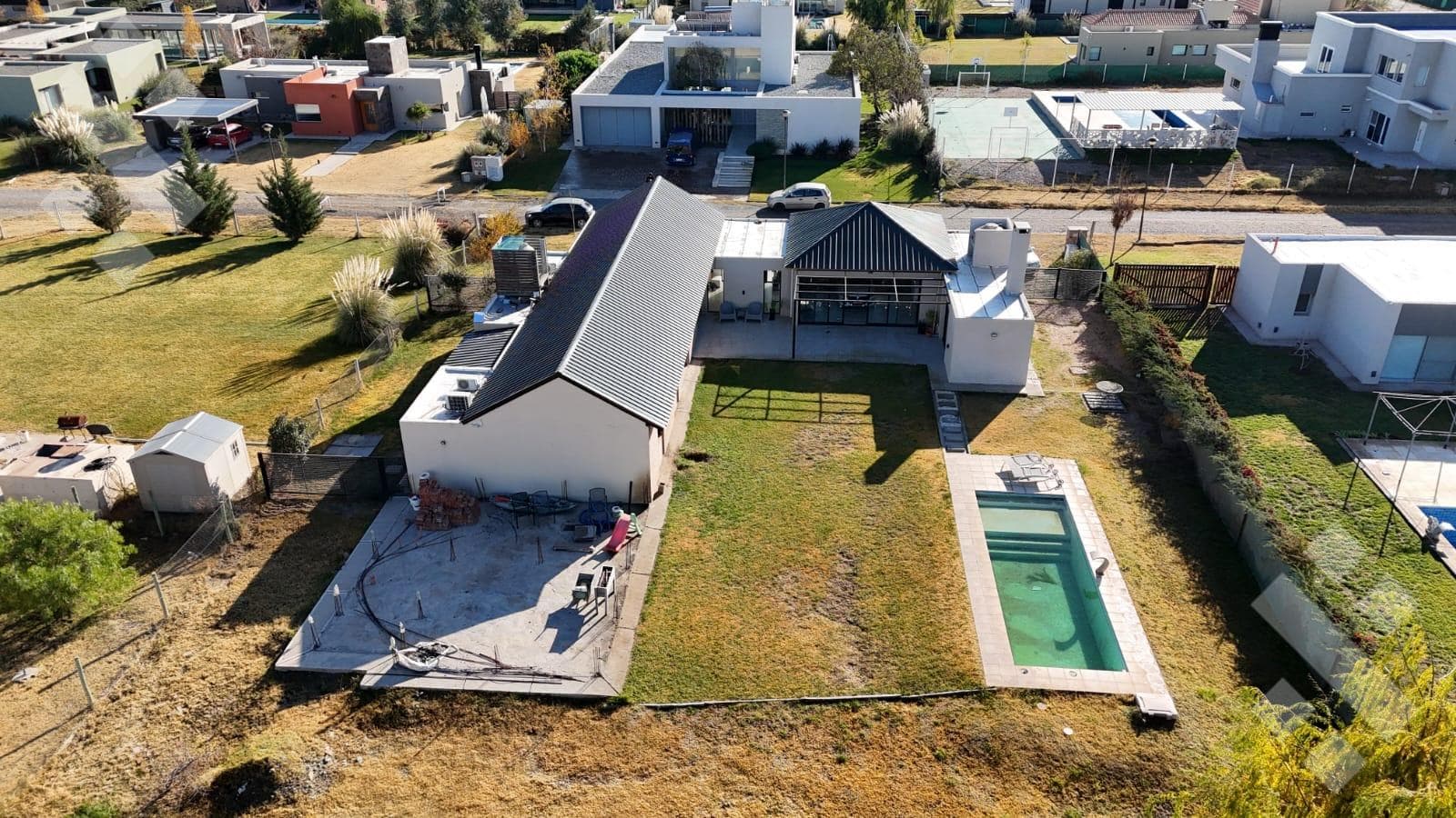 Modern single-story house with a pool - La Falda neighborhood, Cipolletti
