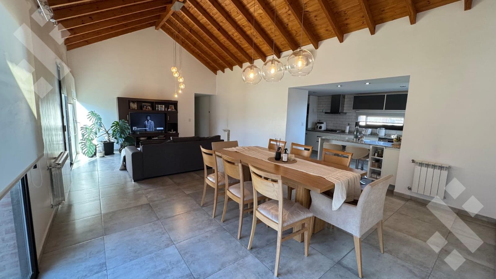 Modern single-story house with a pool - La Falda neighborhood, Cipolletti