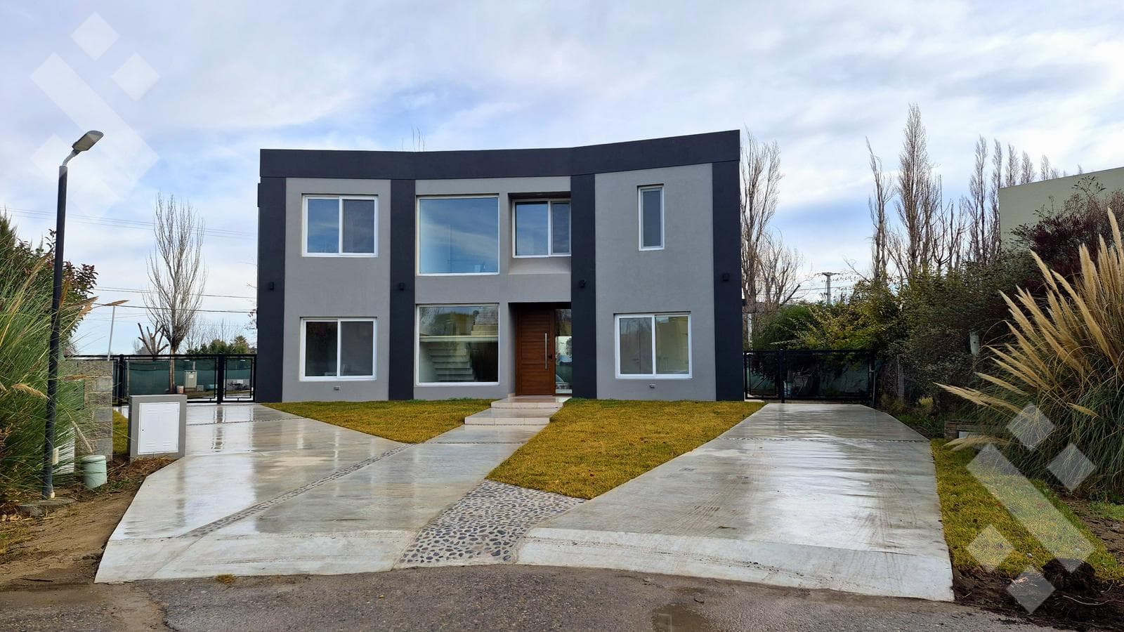 House for SALE, brand-new in the COSTA AZUL gated community. Cutting-edge design. Neuquén, capital city.