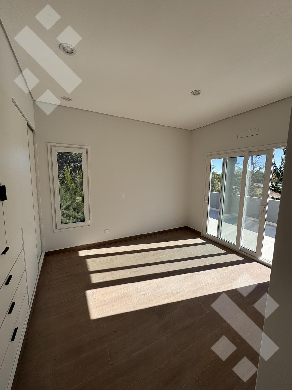 House for SALE, brand-new in the COSTA AZUL gated community. Cutting-edge design. Neuquén, capital city.