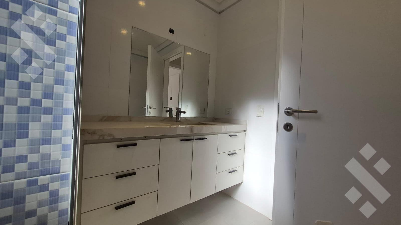 House for SALE, brand-new in the COSTA AZUL gated community. Cutting-edge design. Neuquén, capital city.