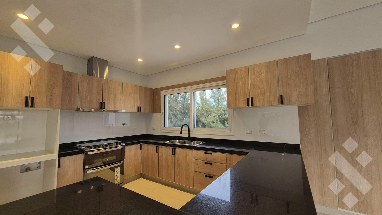 House for SALE, brand-new in the COSTA AZUL gated community. Cutting-edge design. Neuquén, capital city.