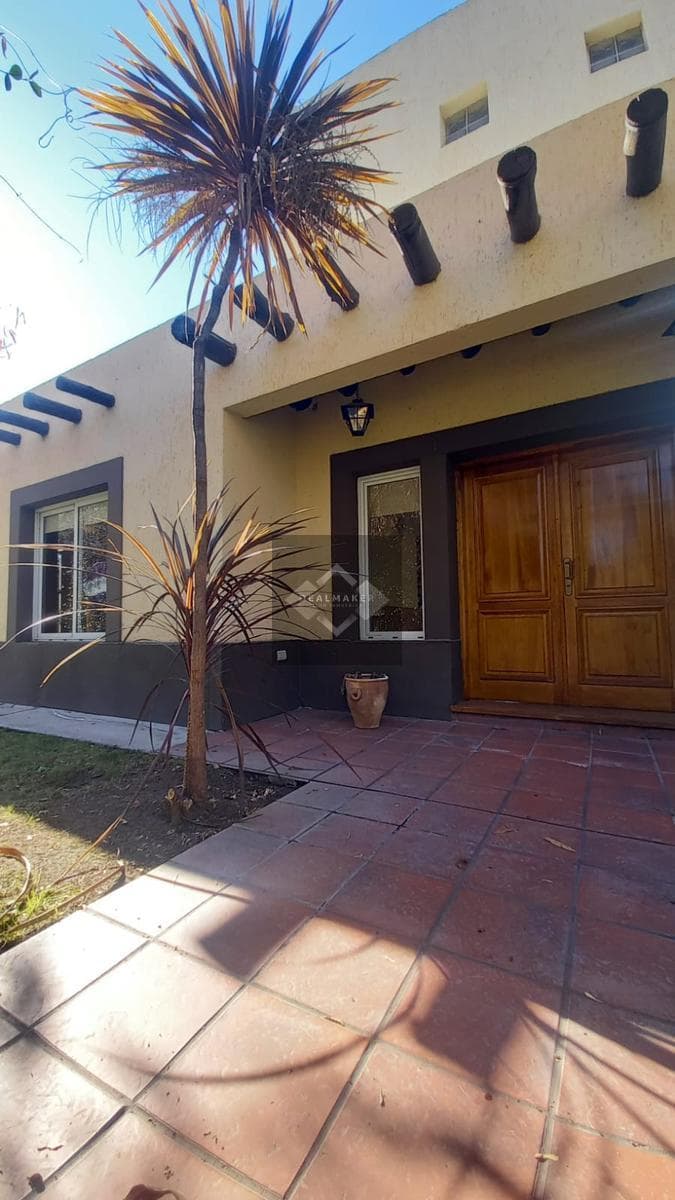 House in Chacras De Coria