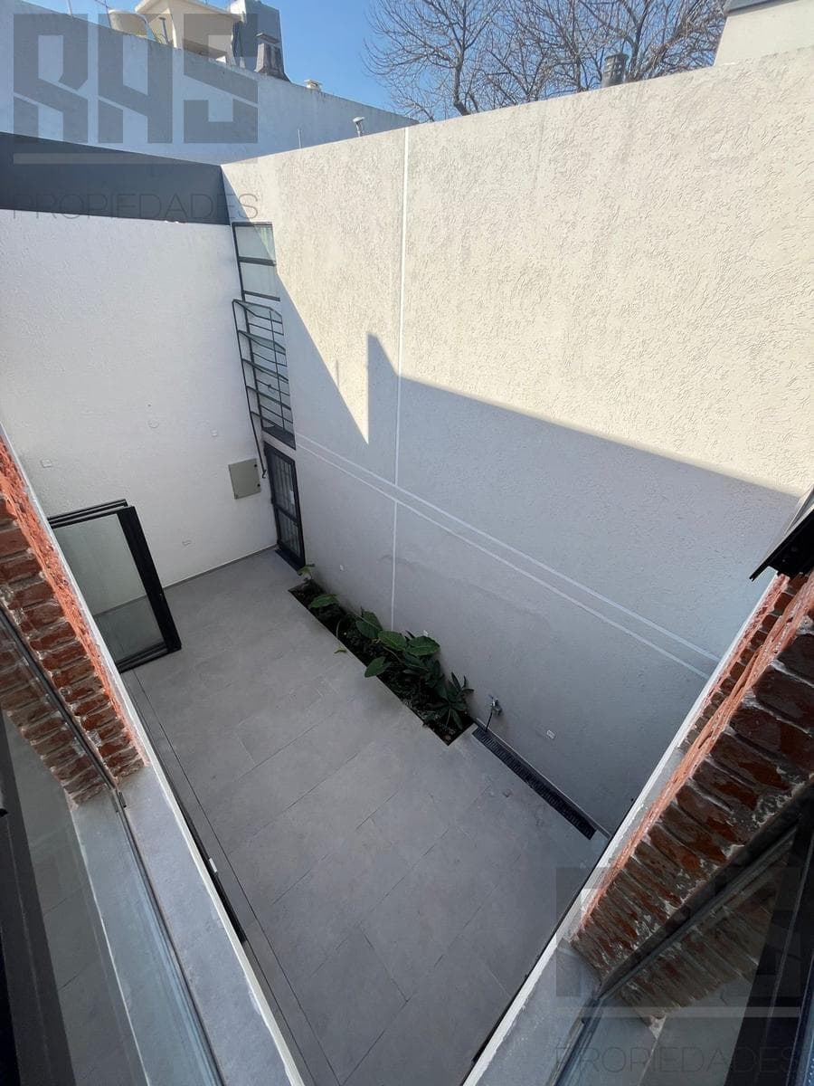 EXCELLENT 3-BEDROOM APARTMENT WITH SEPARATE ENTRANCE, BRAND-NEW, WITH A PATIO