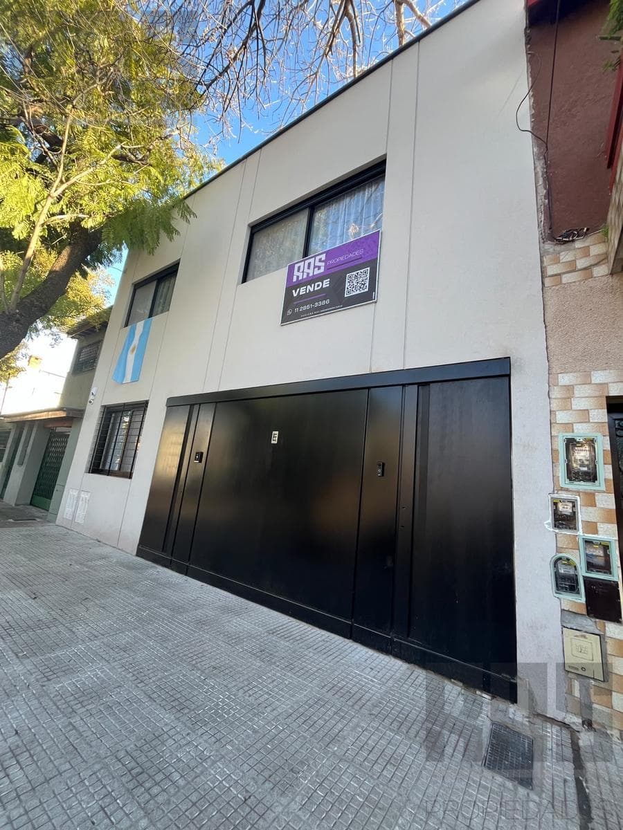 EXCELLENT 3-BEDROOM APARTMENT WITH SEPARATE ENTRANCE, BRAND-NEW, WITH A PATIO